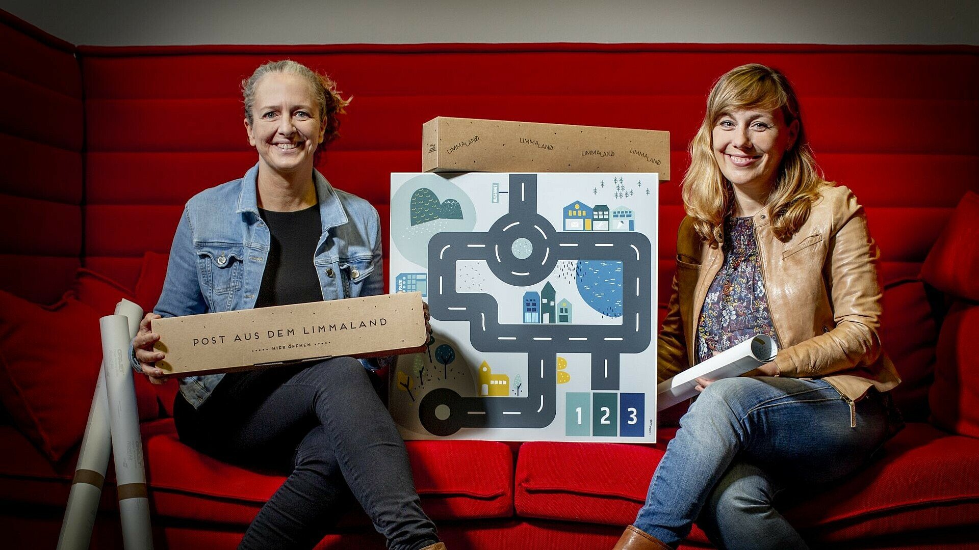 „Limmaland“-Gründerinnen Steffi und Rabea mit ihren Möbelfolien
