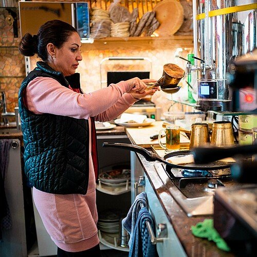Eine Kellnerin im Café Casablanca in Humboldt-Gremberg gießt Minztee auf