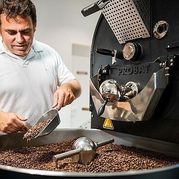 Der Inhaber der „Kölner Kaffeemanufaktur“ kontrolliert die gerösteten Bohnen
