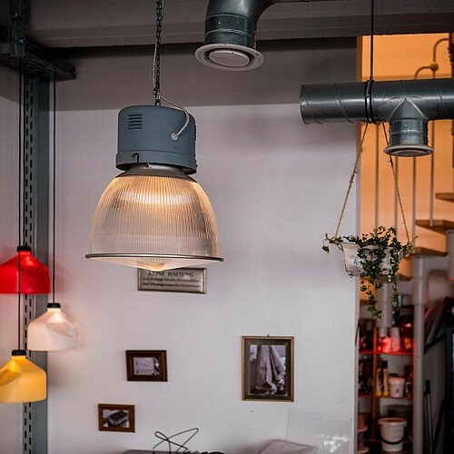 Lampen in der Form von Waschmittelbehältern im Café Alte Wäscherei in Zollstock