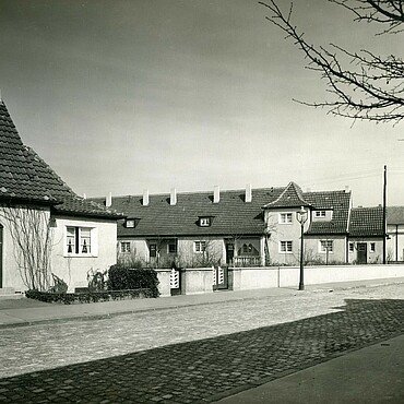 Historisches Foto von Einfamilienhäusern in der Märchensiedlung in Holweide, die individuell geplant wirken 