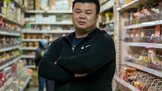 Geschäftsführer Yen Souw Tain im Heng Long Asia Supermarkt 