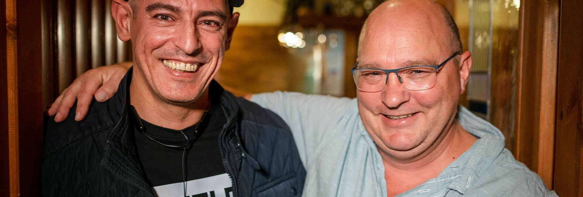 Murat und Holger lachend Arm in Arm in der Gaststätte „Vingster Pohl“