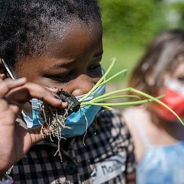 Die Kinder aus der Nachbarschaft in Porz-Urbach freuen sich über die Pflanzen im Gemüsebeet
