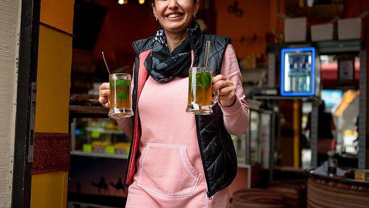Eine Kellnerin im Café Casablanca in Humboldt-Gremberg serviert frischen Minztee