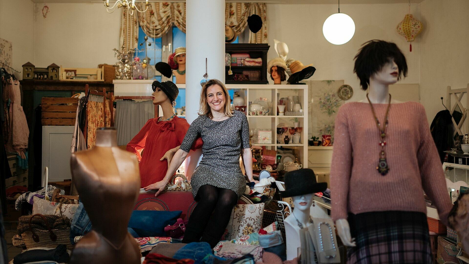 Isabell Internicola in ihrem Laden „Kitsch deluxe“ in Ehrenfeld