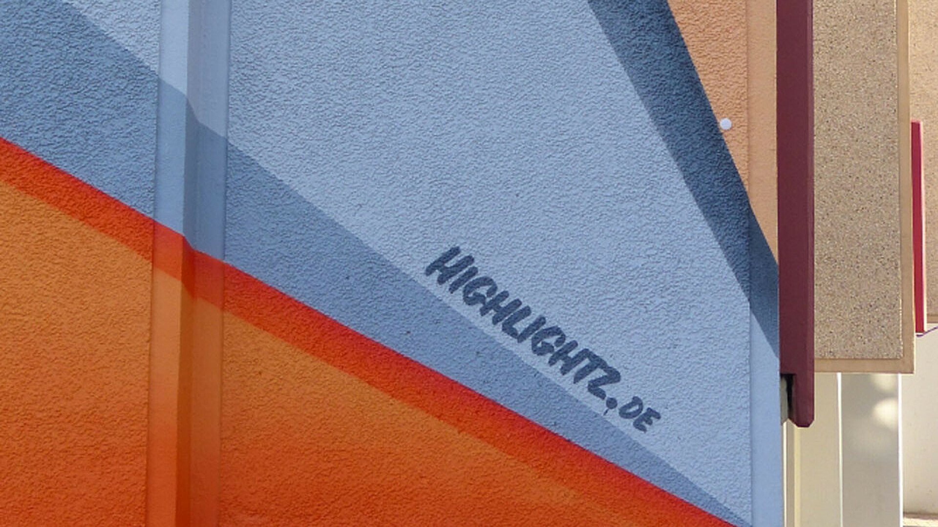 Graphisch gestaltetes Fassadenelement am Karl-Berbuer-Platz