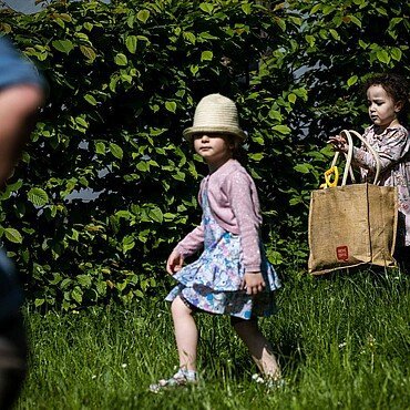 Die Kinder aus der Danziger Straße sammeln Stöcke, um das Gemeinschaftsbeet abzustecken