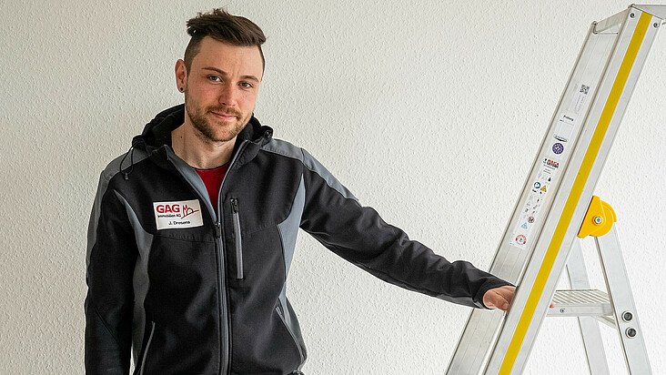 GAG-Hausmeister Justin Dresens achtet beim Heimwerken auf die Sicherheit