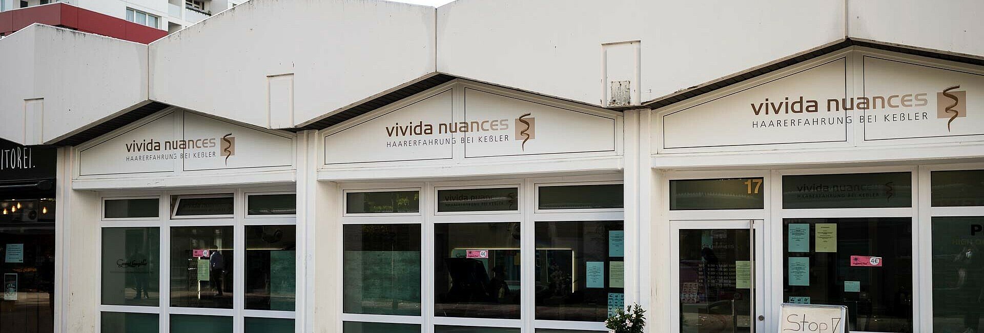Außenansicht des Friseursalons „Vivida Nuances“ im Görlinger Zentrum in Bocklemünd