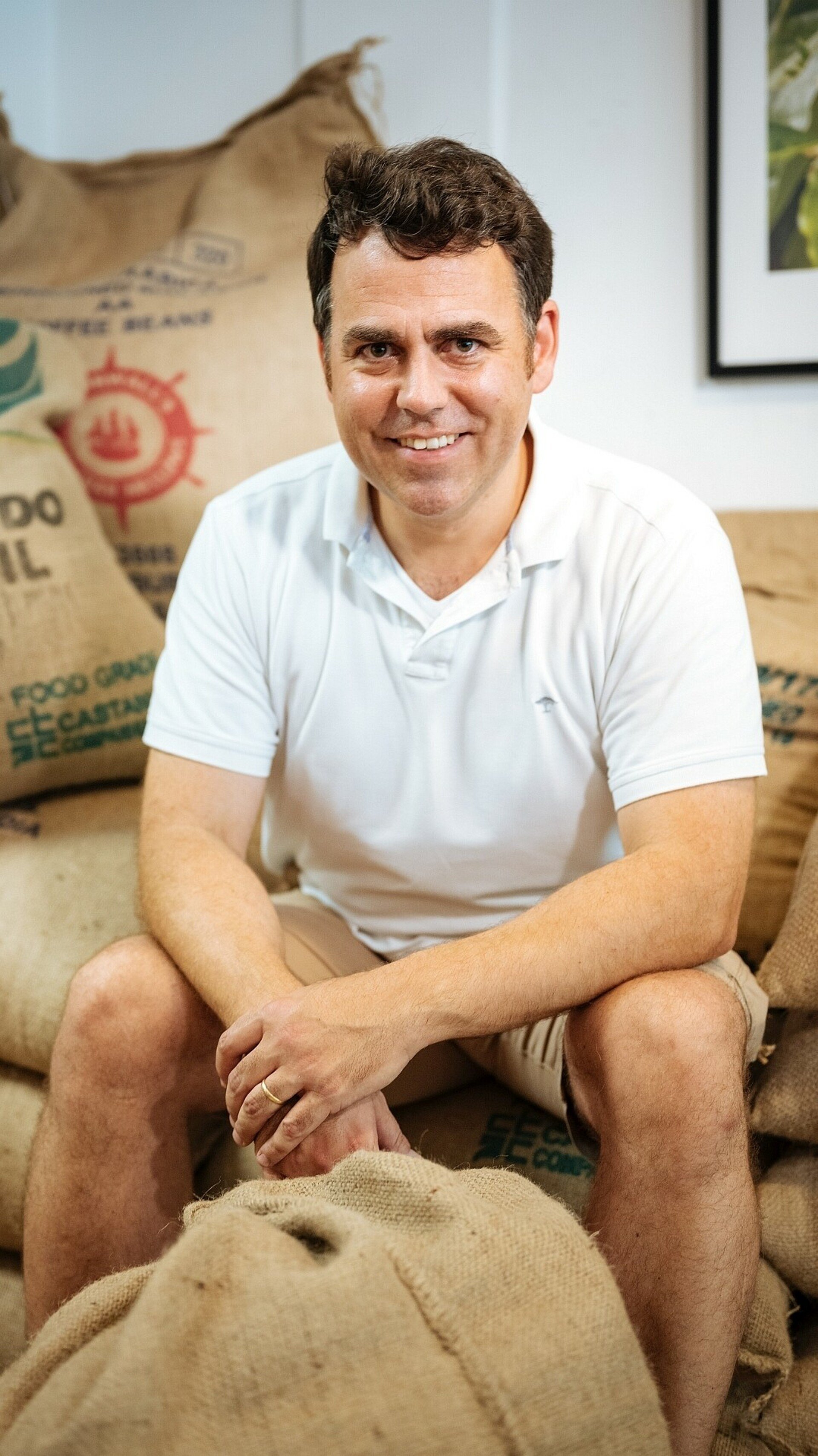 Der stolze Besitzer Georg Hempsch in der „Kölner Kaffeemanufaktur“