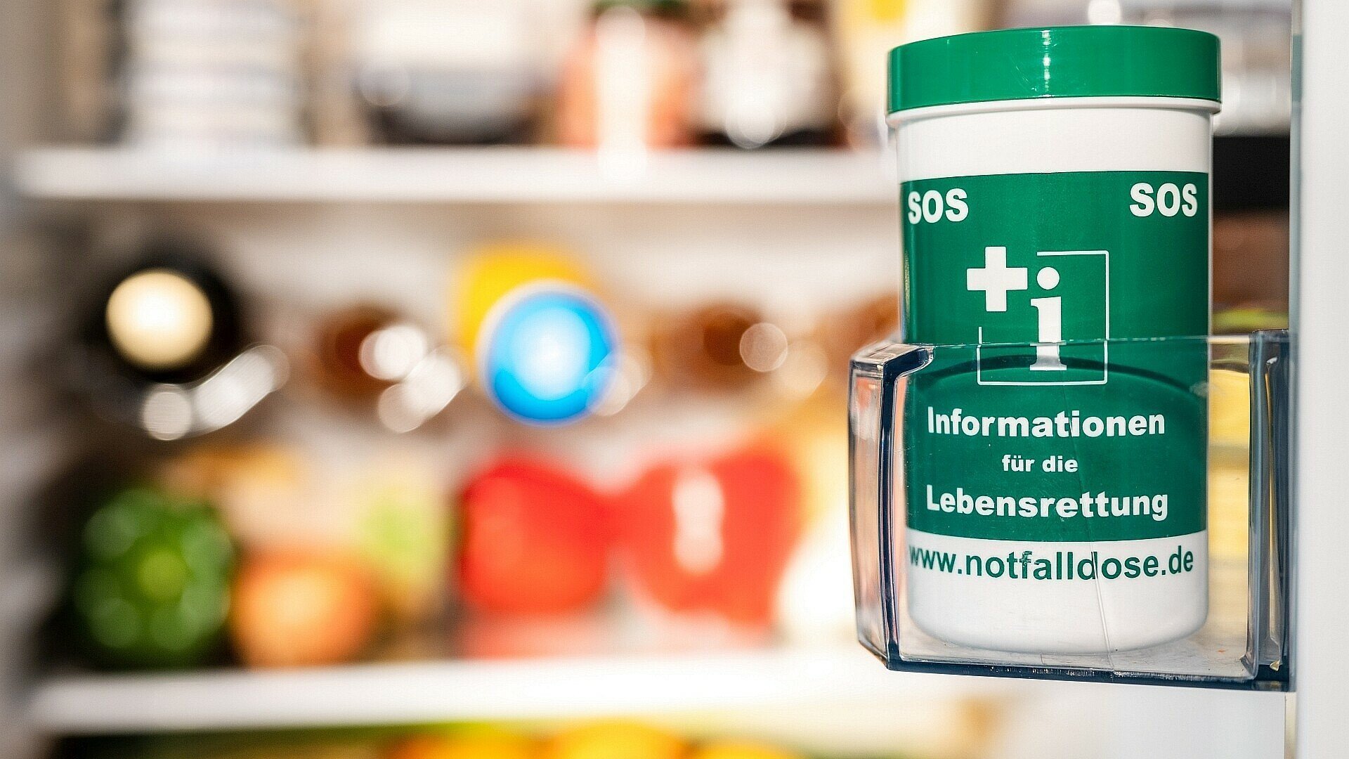 Notfalldose im Kühlschrank mit wichtigen Informationen für die Lebensrettung