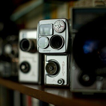 Mehrere Kameras im Regal von Claus Michael Sierp im Agnesviertel