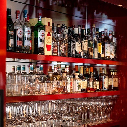  Die gut gefüllte Bar in Linos Bar-Ristorante in Köln-Klettenberg