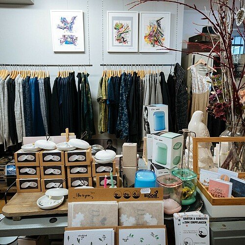 Kleidung und Dekoration im „Look! Conzept Store“ im Belgischen Viertel