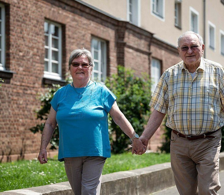 Ehepaar Neubert zu Fuß unterwegs in der Germaniasiedlung in Höhenberg