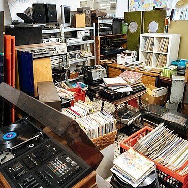 Schallplatten und Plattenspieler im „Taku Taku“ in Neuehrenfeld