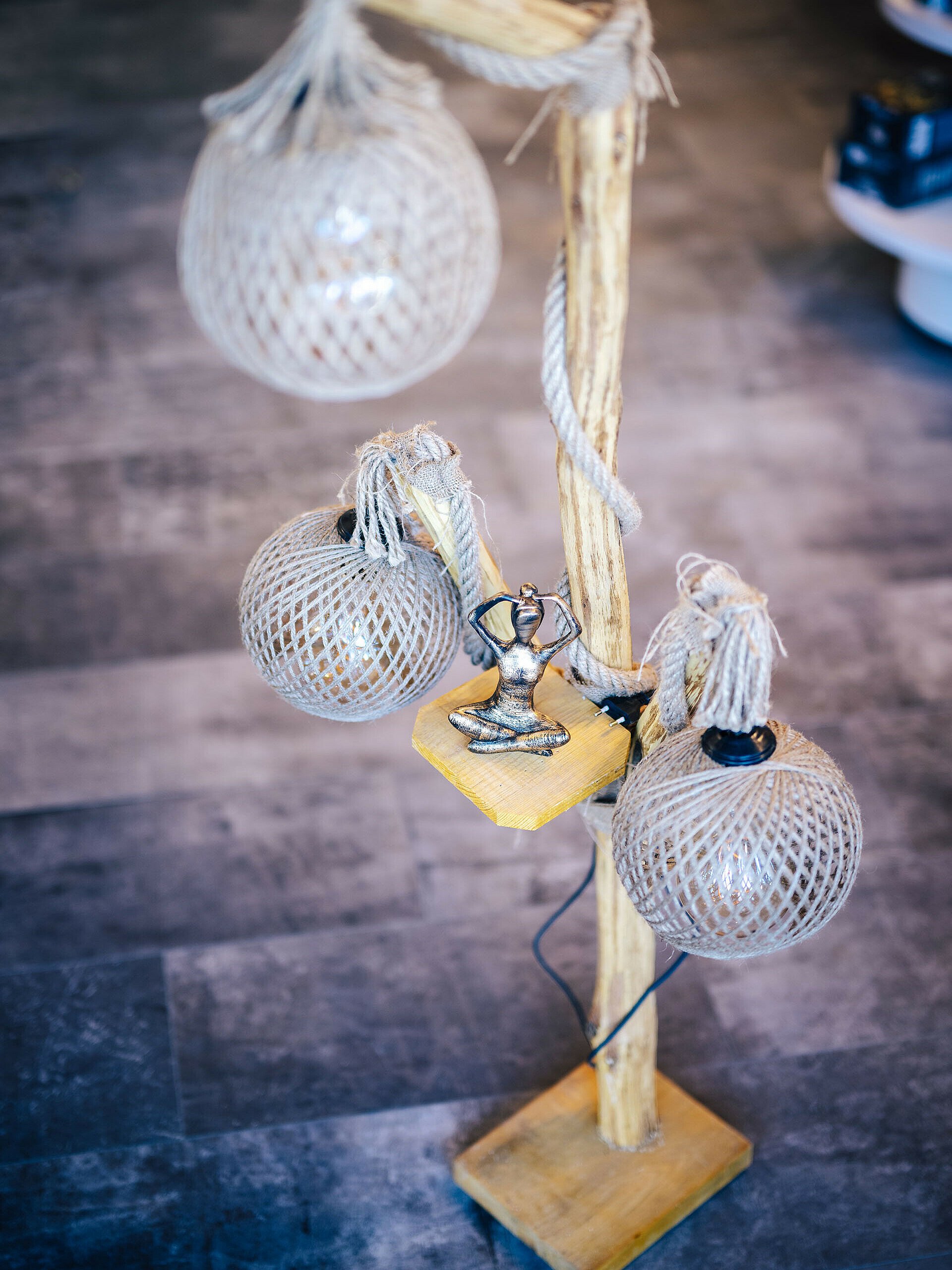 Stehlampe aus Holz mit Glaskugeln in Baumwollnetzen im HD Home Design in Buchforst