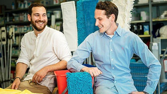 Keyvan Shahryary und David Hombach im Kölner Fachhandel für Reini-gungsmittel Accent