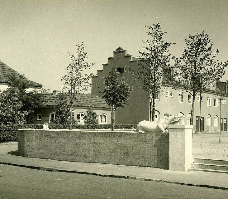 Historisches Foto der Nibelungensiedlung mit Zementfiguren aus der Nibelungensage