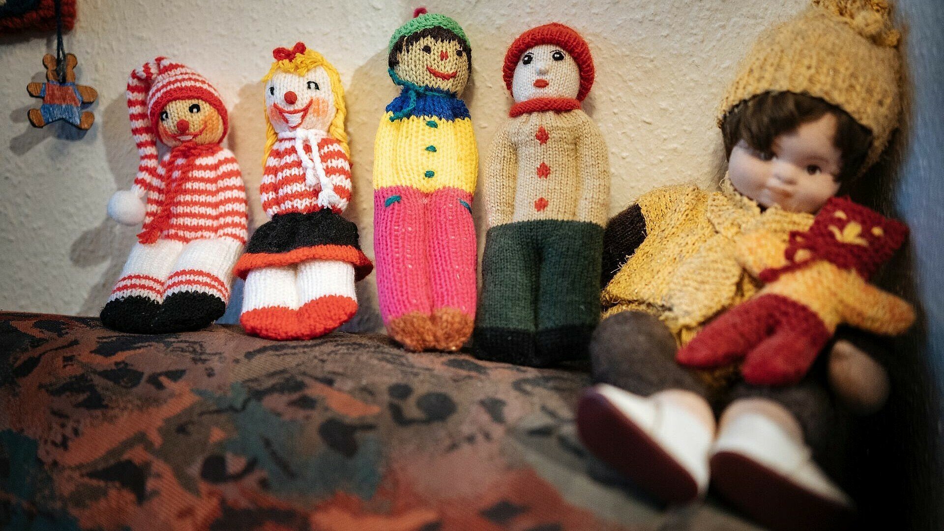 Gestrickte Puppen und Teddys in der Wohnung von Katharina Schmitz in Buchforst