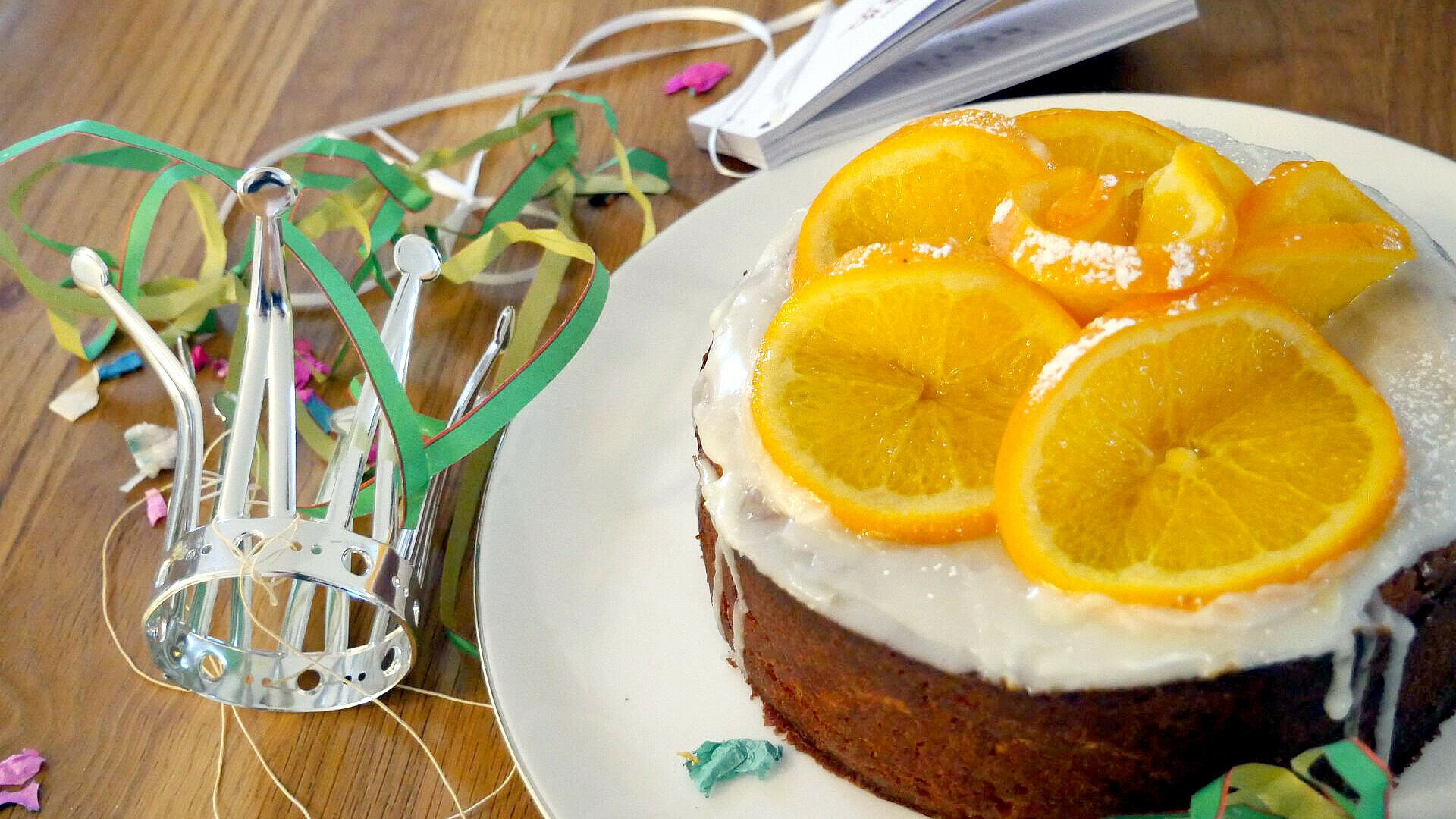 Kuchen für Karneval mit Orangen und Zuckerguss
