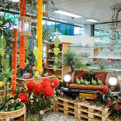 Kunstblumen, Girlanden und anderes Deko-Material im „Dinger's Gartencenter“ in Vogelsang