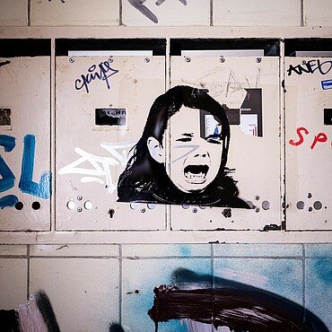 Graffiti eines weinenden Kindes auf Briefkästen im Pop-up-Atelier in Kalk