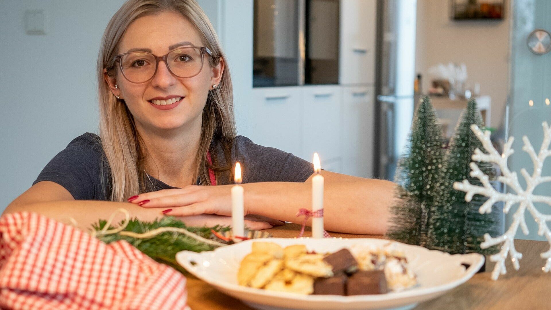 Back-Expertin Sophie Sander vor einem weihnachtlichen Teller mit Keksen