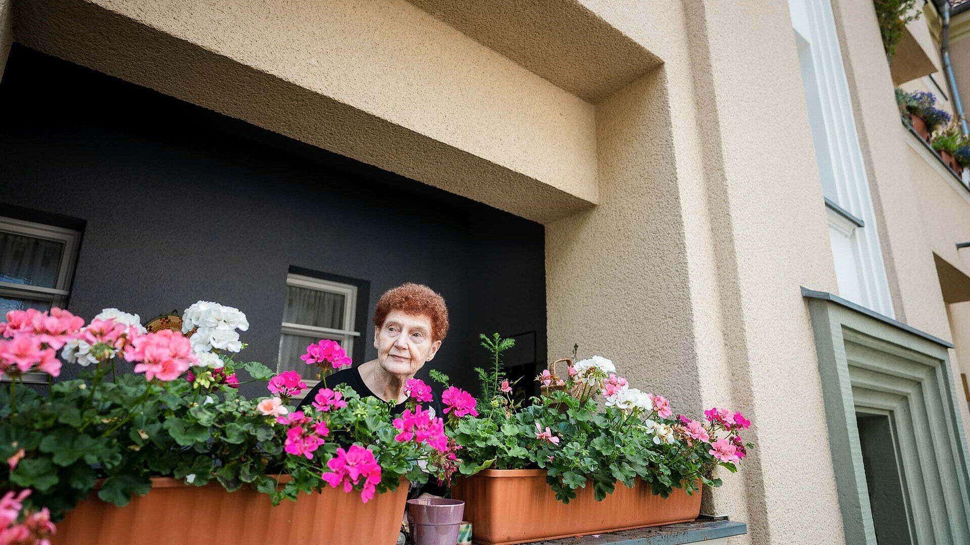 GAG-Mieterin Anneliese Diederich schaut vom Balkon ihrer Wohnung in der Germaniasiedlung in Höhenberg