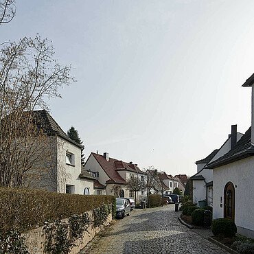 Historische kurvige Straßen in der Märchensiedlung
