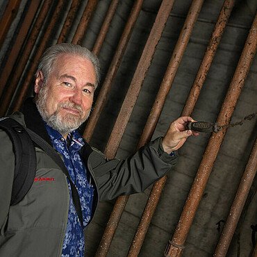 Schwienbacher zeigt einen alten Seilzug im Riphahn-Bunker in Köln