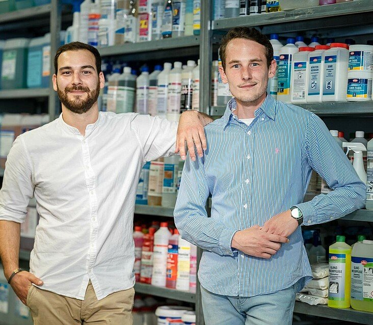 Keyvan Shahryary und David Hombach im Kölner Fachhandel für Reinigungsmittel Accent