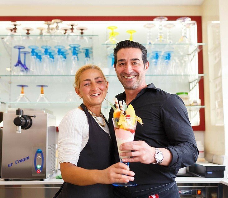 Maria Teresa Castanga und Angelo Gravina präsentieren ihr Eis im Eiscafé „Taormina“ in Dünnwald