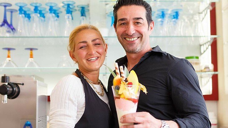 Maria Teresa Castanga und Angelo Gravina präsentieren ihr Eis im Eiscafé „Taormina“ in Dünnwald