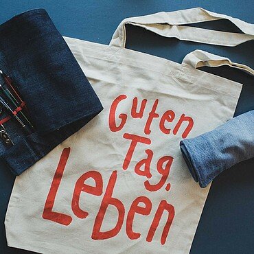 Ein selbstbedruckter Beutel und Mäppchen aus Jeansstoff vom Modekol-lektiv im Görlinger Zentrum in Bocklemünd