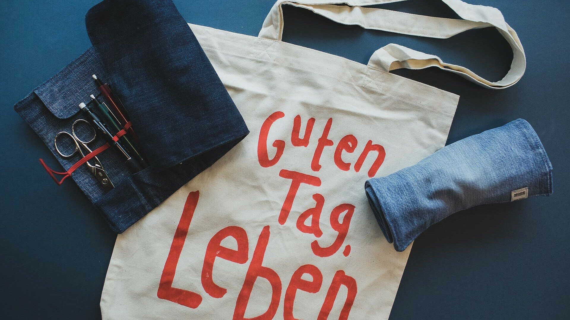 Ein selbstbedruckter Beutel und Mäppchen aus Jeansstoff vom Modekol-lektiv im Görlinger Zentrum in Bocklemünd
