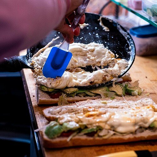 Im Café Casablanca in Humboldt-Gremberg wird ein Sandwich mit Omelette zubereitet