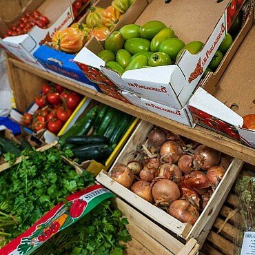 Gemüseauslage im italienischen Supermarkt Salumeria Toscana in Ehrenfeld