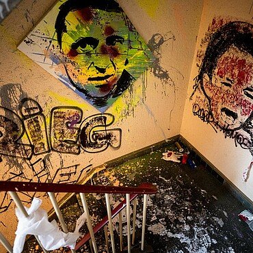 Graffitis in einem Treppenhaus im Pop-up-Atelier in Kalk zeigen Bilder zum Ukraine-Krieg 