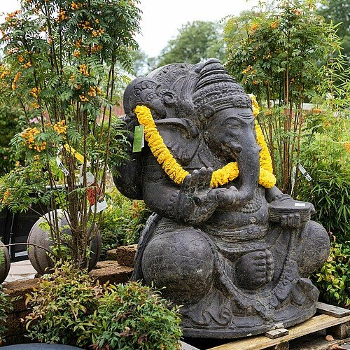 Indische Ganesha-Figur zwischen Sanddorn- und anderen Pflanzen im „Dinger's Gartencenter“ in Vogelsang
