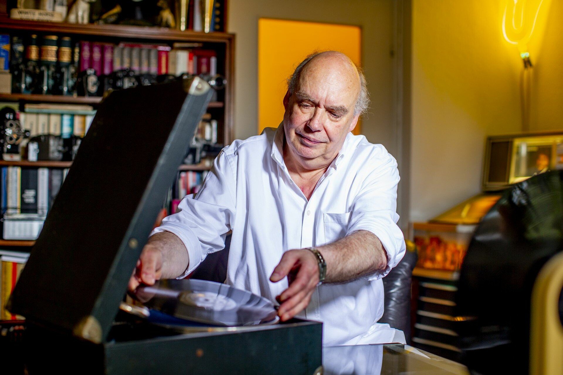 Claus Michael Sierp lässt sein altes Grammophon eine Platte abspielen