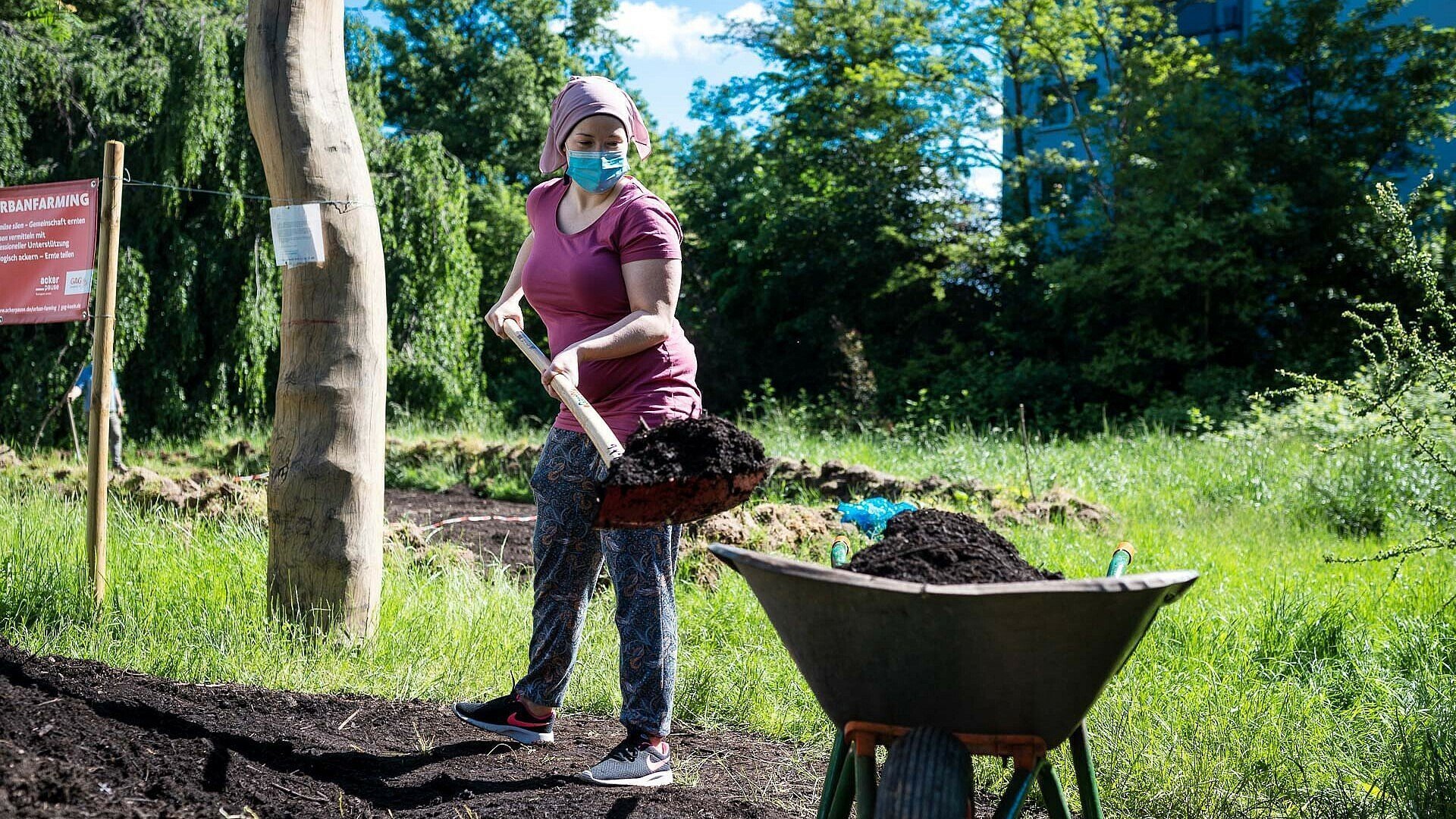GAG-Mieterin Jenny bei der Gartenarbeit in Porz-Urbach