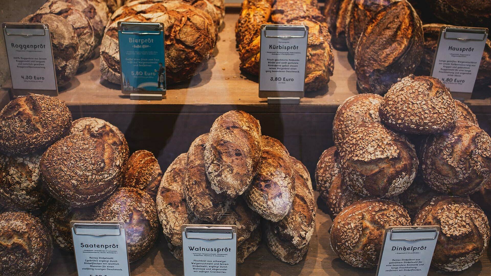 In den Regalen der Bäckerei liegen verschiedene Brote von prôt im Belgischen Viertel in Köln