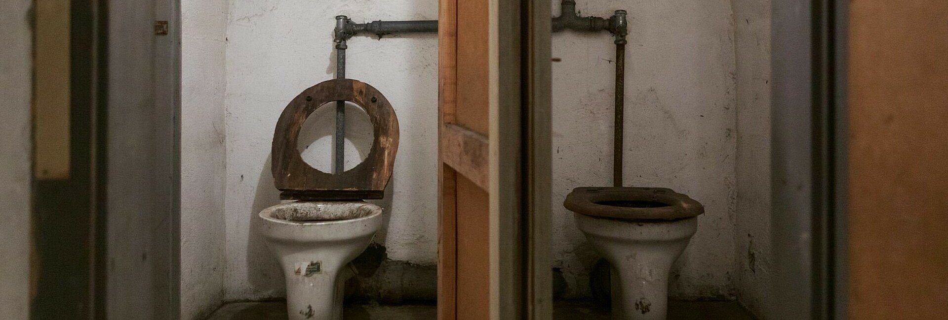 Alte Toiletten im „Röhrenbunker“ Köln