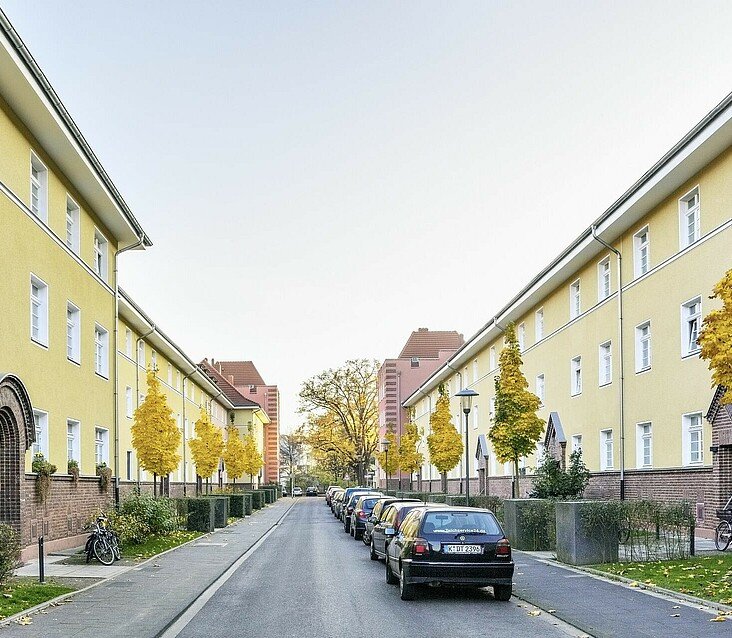 Schmale Straße mit Vorgärten in der modernisierten Germaniasiedlung in Höhenberg