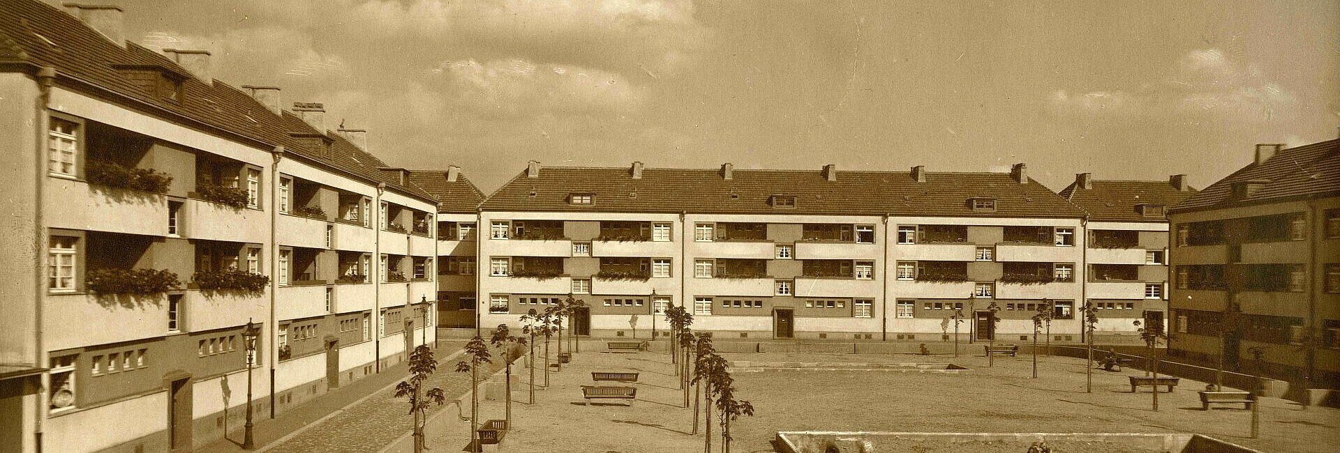 Historisches Foto der Rosenhofsiedlung in Bickendorf mit zentralem Platz