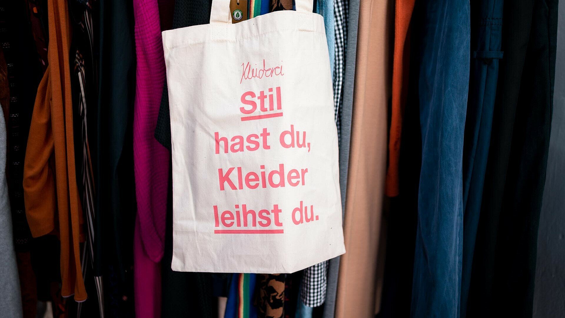 Das Motto der Kleiderei auf einer Tragetasche im Geschäft in Ehrenfeld