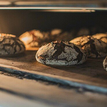 Fertige Brote im Backofen der Bäckerei prôt im Belgischen Viertel in Köln 