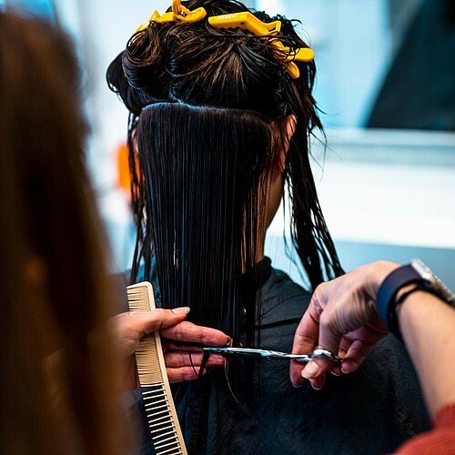 Inhaberin Nuran Altinok schneidet die Haare einer Kundin im Friseursalon Coiffeur Nora in der Kölner Südstadt